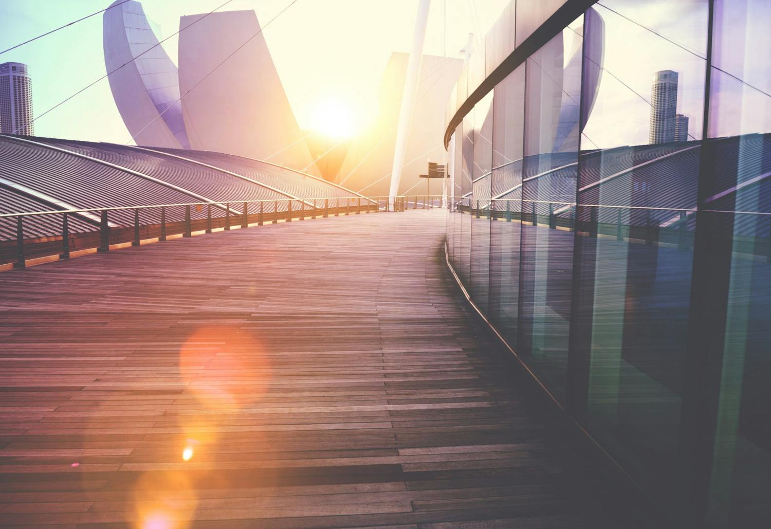 Arkkitehdin suunnittelema rakennus auringonlaskussa